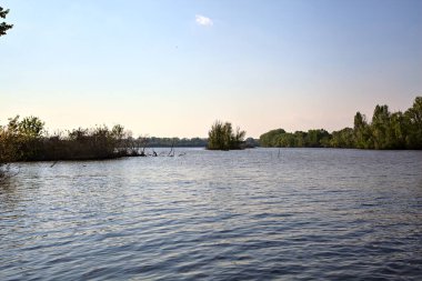 İtalya kırsalında açık bir baharda nehir.