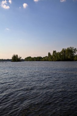 İtalya kırsalında açık bir baharda nehir.