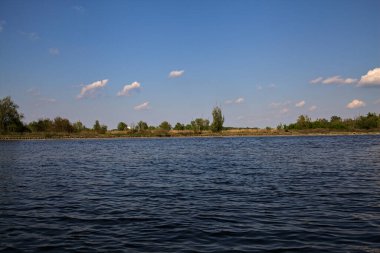 İtalya kırsalında açık bir baharda nehir.