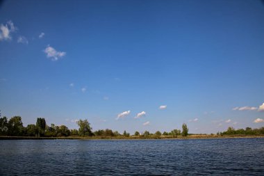 İtalya kırsalında açık bir baharda nehir.