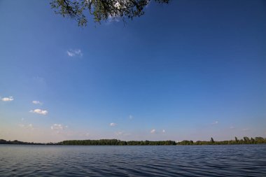 İtalya kırsalında açık bir baharda nehir.