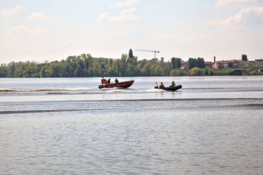 İtalyan itfaiyeciler eğitim sırasında gölde tekneyle geziyorlar.