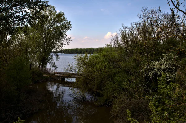 Wlot Rzeki Parku Mostem Oddali Włoskiej Wsi Wiosną — Zdjęcie stockowe