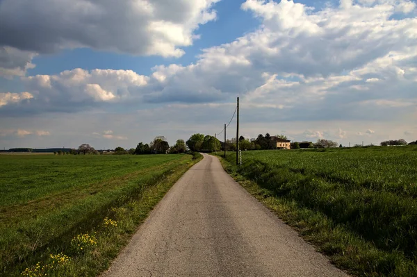 Estrada Cascalho Delimitada Por Campo Dia Claro Primavera Campo Italiano — Fotografia de Stock