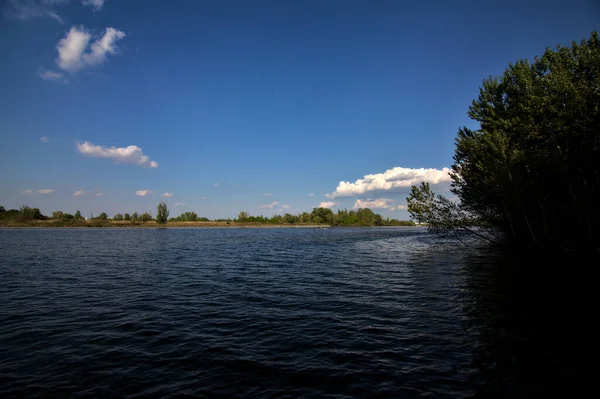 Riva Fiume All Ombra Incorniciato Alberi Nella Campagna Italiana Primavera — Foto Stock