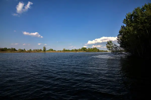 Riva Fiume All Ombra Incorniciato Alberi Nella Campagna Italiana Primavera — Foto Stock