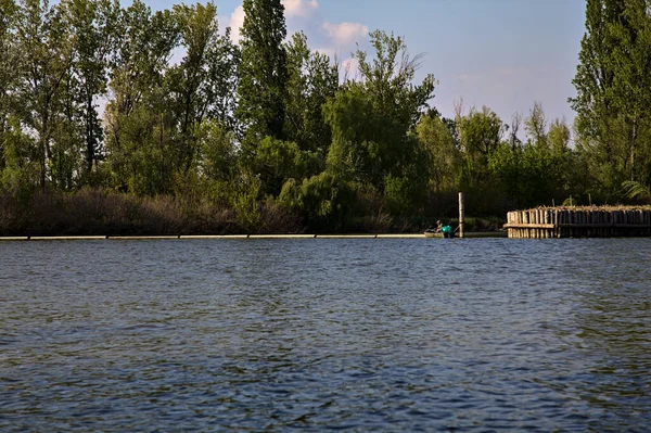 春にイタリアの田舎の川で漁師とボート — ストック写真