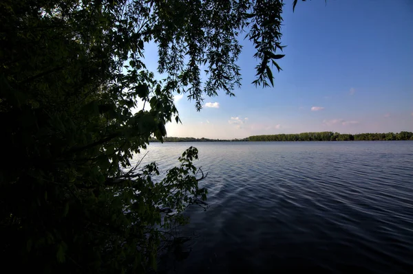 Rivage Une Rivière Ombre Encadrée Arbres Dans Campagne Italienne Printemps — Photo