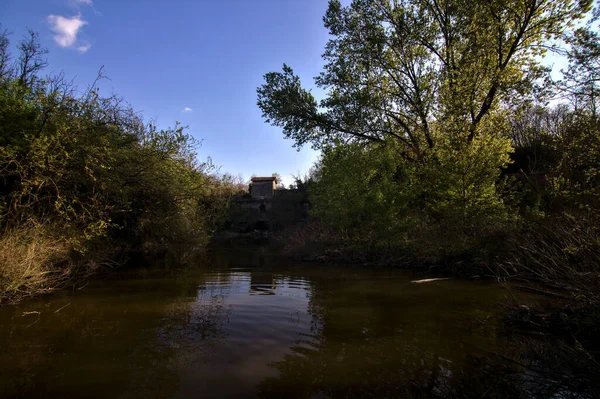 イタリアの田舎の公園の真ん中に古代の堰を持つ川の入り江 — ストック写真
