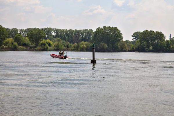 Pompiers Italiens Bateaux Sur Lac Pendant Une Formation — Photo