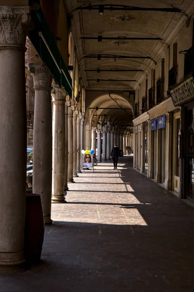 Portico Vuoto Mezzogiorno Con Negozi Chiusi — Foto Stock