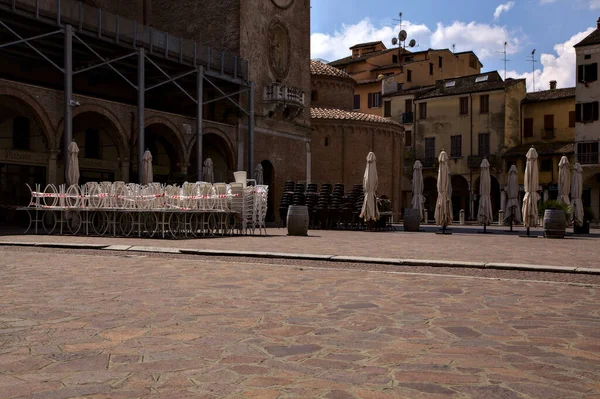 Mesas Empilhadas Cadeiras Uma Praça Lado Restaurantes Fechados Devido Pandemia — Fotografia de Stock