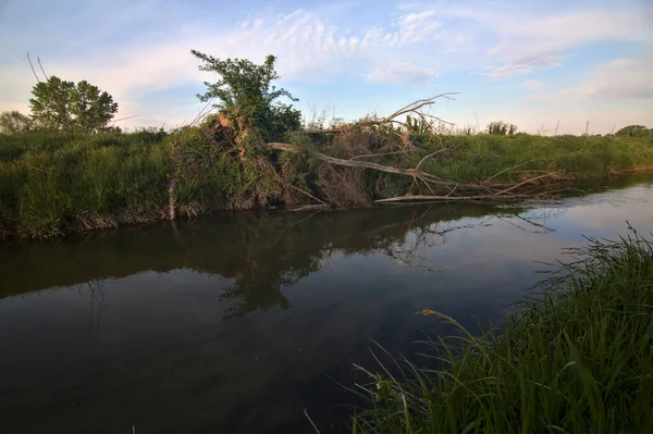 Straße Auf Dem Land Bei Sonnenuntergang Gesäumt Von Einem Wasserstrom — Stockfoto