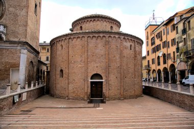 San Lorenzo Kilisesi, Ragione Sarayı 'nın saat kulesinin yanında.