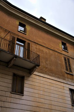 Bulutlu bir günde pencereli ve balkonlu bir cephe