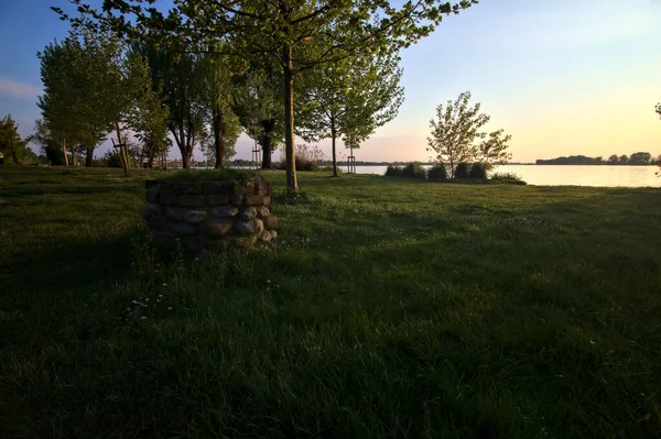 夕阳西下湖畔 — 图库照片
