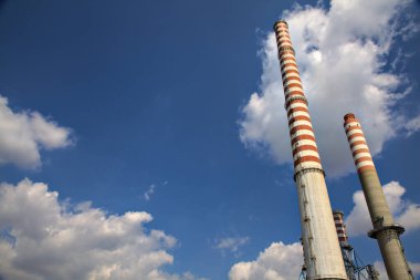 Arkaplan gibi berrak gökyüzü olan bacalar