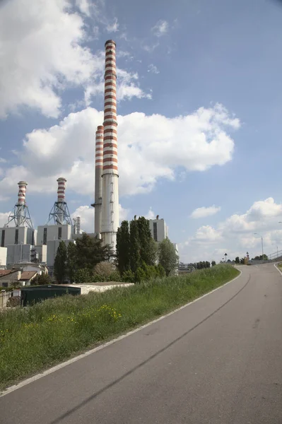 Kominy Dymne Elektrowni Drogą Pogodny Dzień Wiosną Włoskiej Wsi — Zdjęcie stockowe