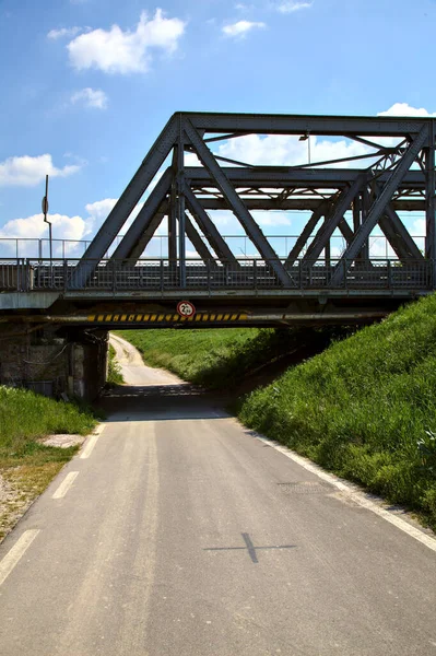 Road Passes Railway Bridge Clear Day Spring Italian Countryside — Stockfoto