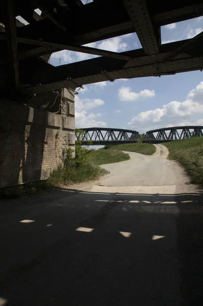 Puente Ferroviario Campo Italiano Visto Desde Abajo Enmarcado Por Puente — Foto de Stock