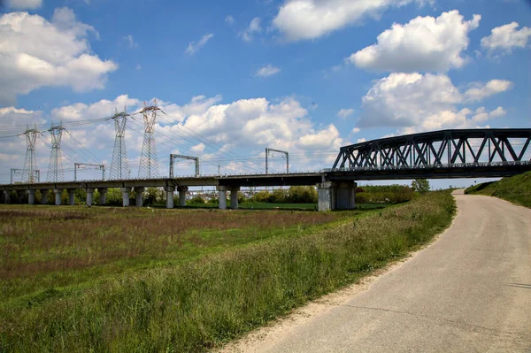 Дорога Проходящая Железнодорожным Мостом Ясный Весенний День Итальянской Сельской Местности — стоковое фото