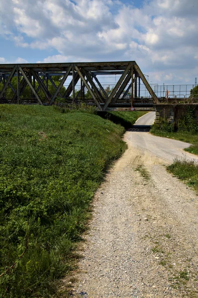 Road Passes Railway Bridge Clear Day Spring Italian Countryside — Stock fotografie