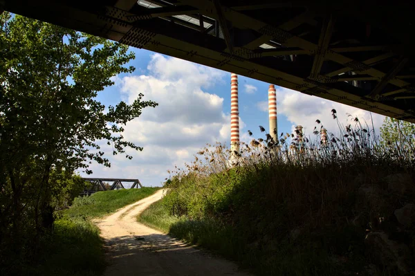 Smokestacks Power Plant Framed Railway Bridge Enbankment Italian Countryside — Foto de Stock