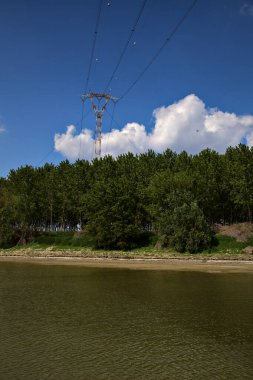 Baharda İtalya kırsalında bir nehrin kıyısına park et.