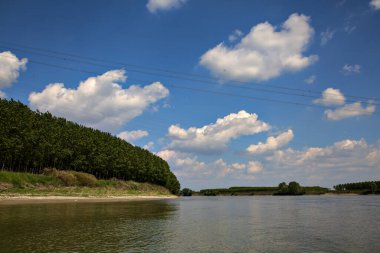 Baharda İtalya kırsalında bir nehrin kıyısına park et.