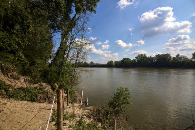 İtalya kırsalında bir nehirde kumdan yapılmış bir kıyı.