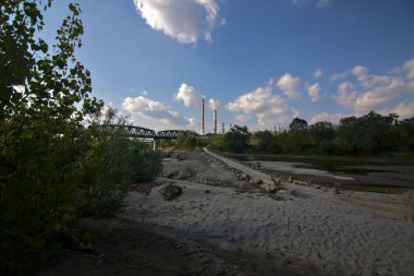 İtalya kırsalında, açık bir baharda kurumuş bir nehir yatağında kayalık bir yol.