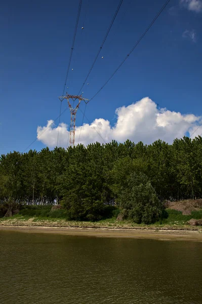 Parco Sulla Riva Fiume Nella Campagna Italiana Primavera — Foto Stock