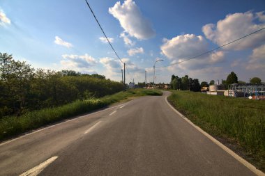 Açık bir günde, baharda İtalya kırsalında yol