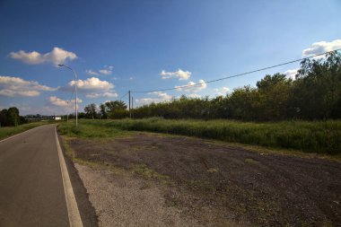Açık bir günde, baharda İtalya kırsalında yol