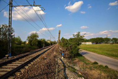 İtalya kırsalında açık bir günde tren yolu.