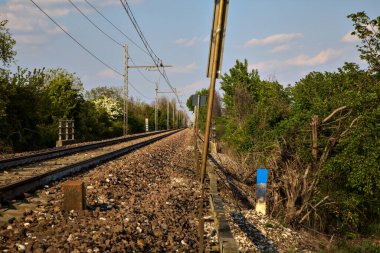 İtalya kırsalında açık bir günde tren yolu.