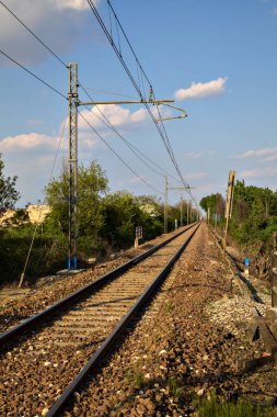 İtalya kırsalında açık bir günde tren yolu.