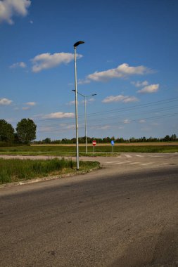 İtalya 'nın kırsal kesimindeki tarlanın yanındaki otoparkta.