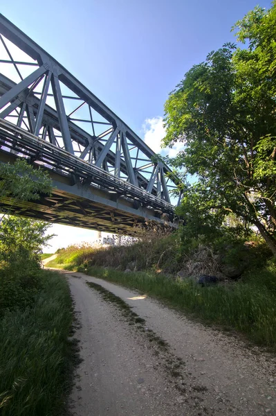 Estrada Cascalho Sombra Sob Uma Ponte Ferroviária Primavera Campo Italiano — Fotografia de Stock