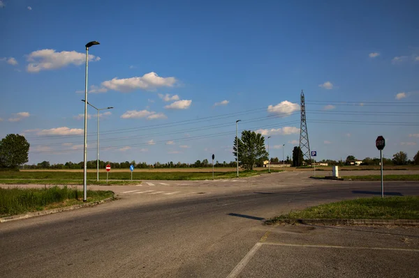 Parking Obok Zaoranego Pola Włoskiej Wsi — Zdjęcie stockowe