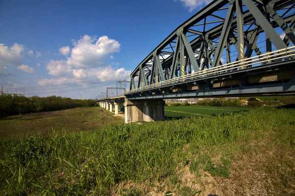 Ponte Ferroviária Topo Banqueiro Campo Italiano Dia Claro — Fotografia de Stock