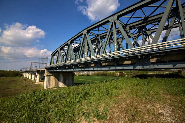 Железнодорожный Мост Вершине Набережной Итальянской Сельской Местности Ясный День — стоковое фото