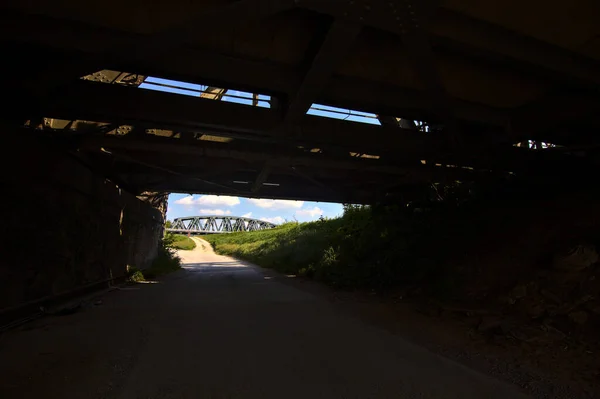 Puente Ferroviario Campo Italiano Visto Desde Abajo Enmarcado Por Puente — Foto de Stock