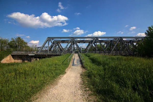 Path Enbankment Bridge Background Italian Countryside — Zdjęcie stockowe