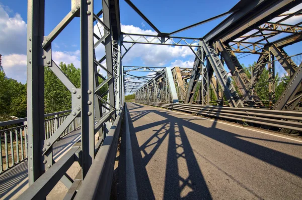 Δρόμος Γέφυρα Δίπλα Σιδηροδρομική Γραμμή Στην Ιταλική Ύπαιθρο — Φωτογραφία Αρχείου