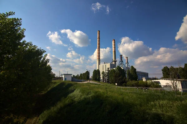 Enbankment Campo Italiano Dia Claro Primavera Com Uma Usina Distância — Fotografia de Stock