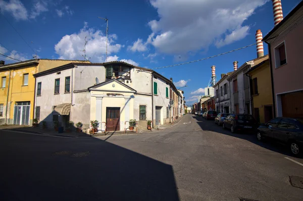 Fachadas Antiguos Edificios Residenciales Con Una Central Eléctrica Fondo Campo —  Fotos de Stock