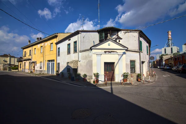 Gevels Van Oude Woongebouwen Met Een Elektriciteitscentrale Achtergrond Het Italiaanse — Stockfoto