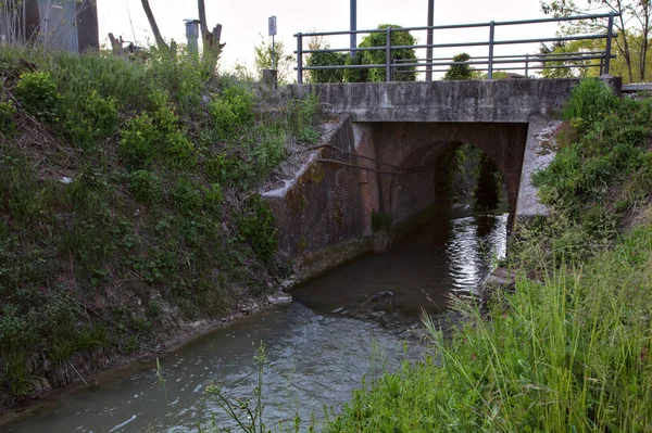 Waterstroom Die Onder Een Stenen Brug Door Stroomt Het Italiaanse — Stockfoto