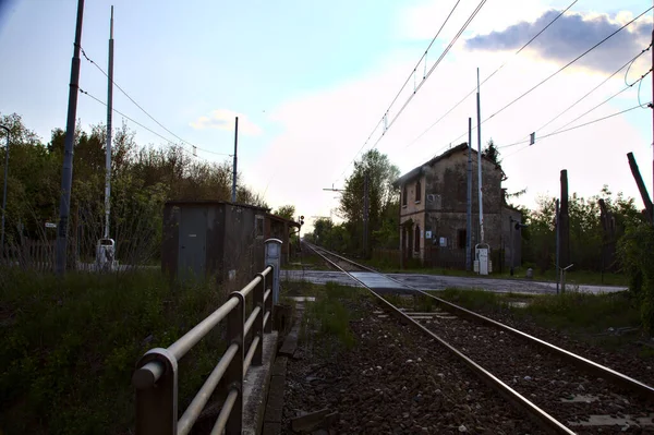 Spoorwegovergang Een Heldere Dag Het Italiaanse Platteland — Stockfoto